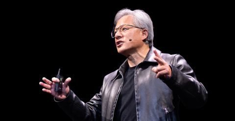 黃仁勳怒斥「AI末日論」：該翻篇了，別再嚇唬人