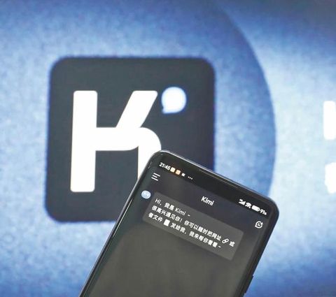 Kimi学会了「自己干活」:中国大模型坐到了全球AI牌局主桌
