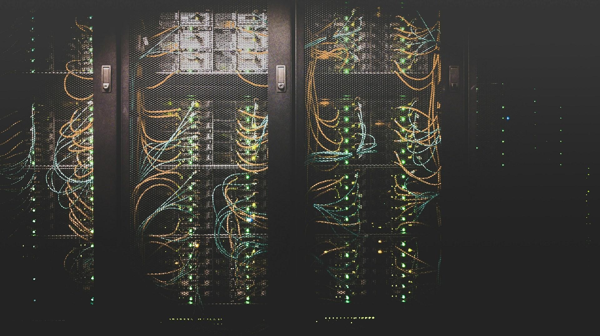 Core Scientific 旗下 AI 就绪数据中心机房（Taylor Vick/Unsplash）