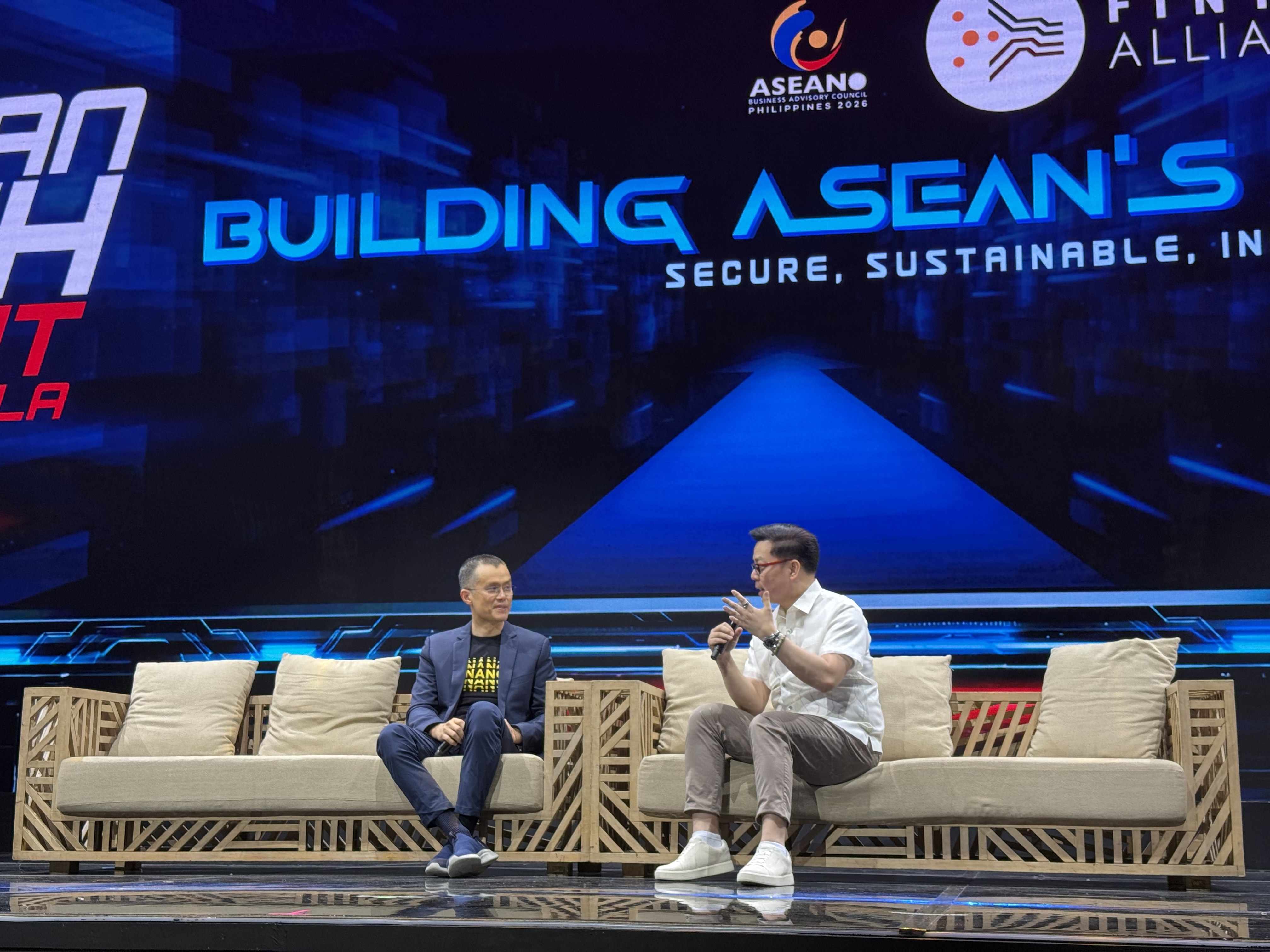 赵长鹏（左）与 FinTech Alliance PH 创始主席 Lito Villanueva（右）在马尼拉东盟峰会现场
