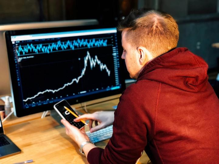 科技股一天蒸发8000亿美元，比特币却稳在6.5万，这次谁更抗跌