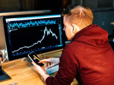 科技股一天蒸发8000亿美元，比特币却稳在6.5万，这次谁更抗跌